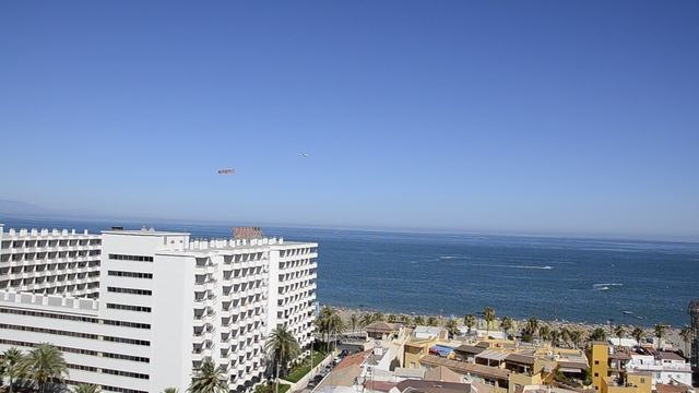 Реклама над пляжем Бахондийо в Торремолиносе смотреть онлайн