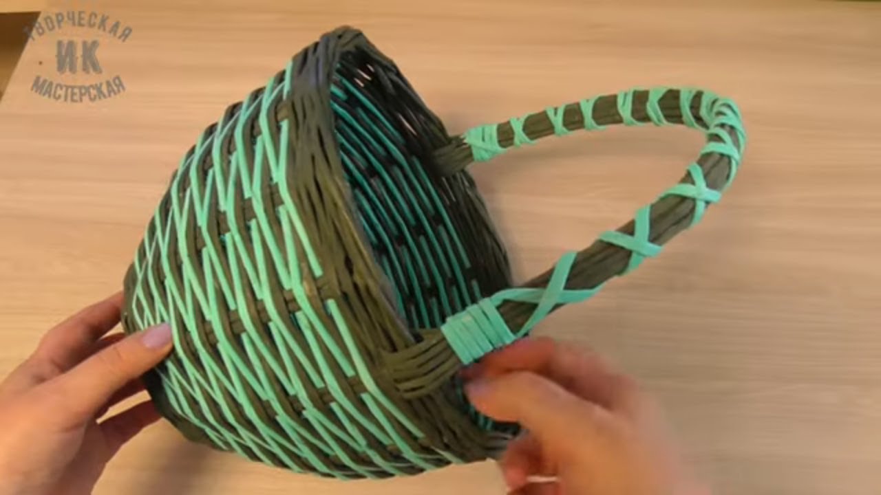 Корзинка из газетных трубочек с переплетенной ручкой смотреть онлайн