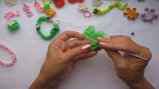 мои браслеты и фигурки из резинок. Без станка.Подарки своими руками Поделки с детьми! смотреть онлайн