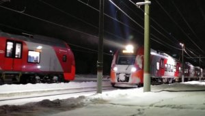 Встреча двух электропоездов "ЭС2Г" «Ласточка» на станции в снежный вечер!