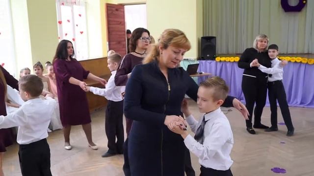 танец сыновей с мамами, школа 54, г. Харьков смотреть онлайн