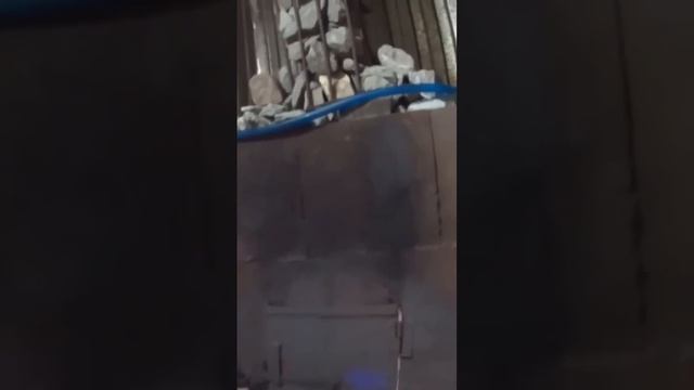 поджигаю дрова в печи топим баню по быстрому #баннаяпечь #пар @zavod_prometall смотреть онлайн