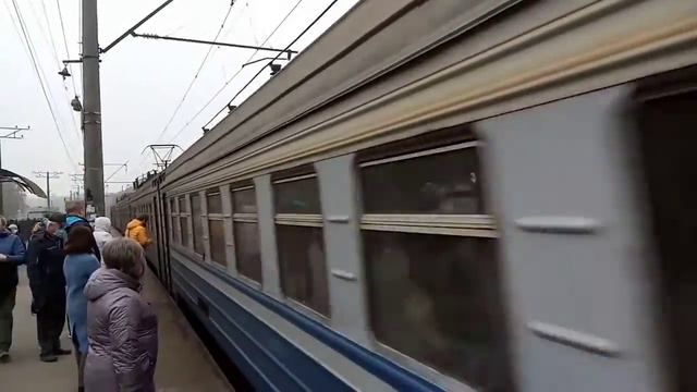 "УЗ уменьшает количество вагонов" Челночный состав Шестивагонная Эр9м-384 №6016 Фастов-Киев смотреть онлайн