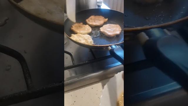 овсяные оладьи. 3ст.л-овсянки. 2-яйца. Дать настояться 5-10мин. Сыр по вкусу. смотреть онлайн