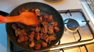 Жареное мясо с луком на сковороде. Рецепт приготовления мяса.