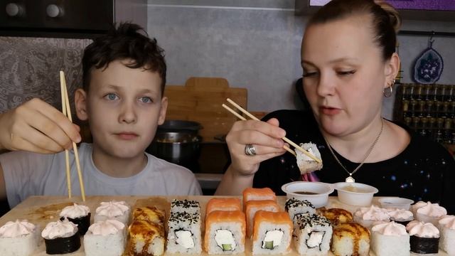 Mukbang Роллы Филадельфия Lux и Запечённые смотреть онлайн