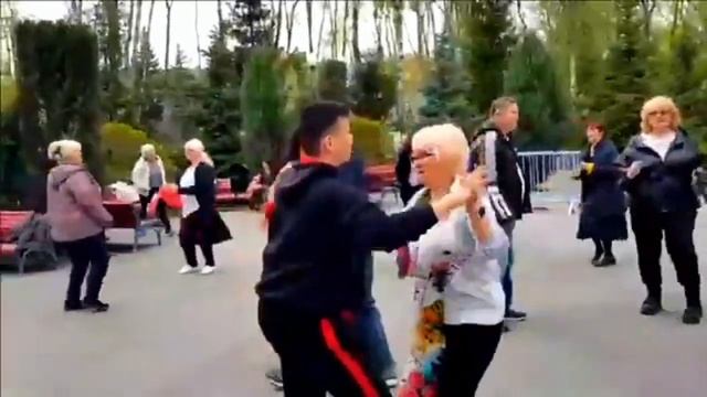 ВДАЛЕНI ЗА СЕЛОМ,ТАМ ЖИВЕ КРАСУНЯ???ХАРЬКОВ ТАНЦЫ В ПАРКЕ 2023 смотреть онлайн