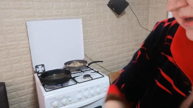 Жарю бычки и котлеты. смотреть онлайн