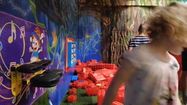 Настя играет на детской игровой площадке в Санкт-Петербурге смотреть онлайн