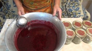 Свежая черная смородина протёртая с сахаром на зиму.