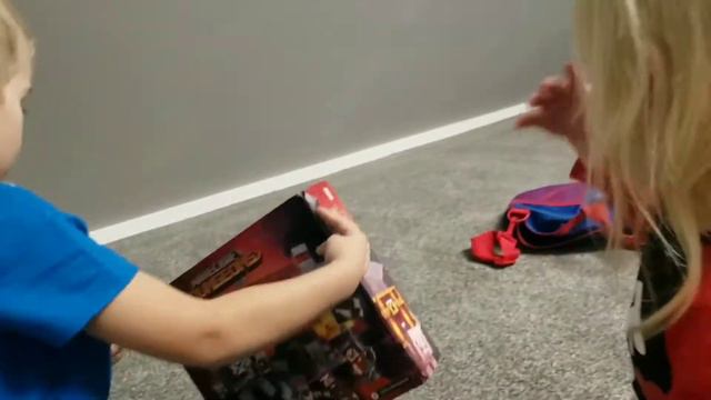 Lego Minecraft Dungeons with Logan смотреть онлайн