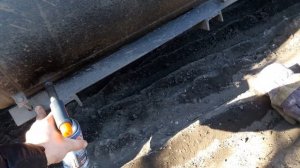 Сливаем газ с машины в баллон.