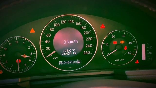 Показываю как проверить уровень масла в моторе на Мерседес W211 смотреть онлайн