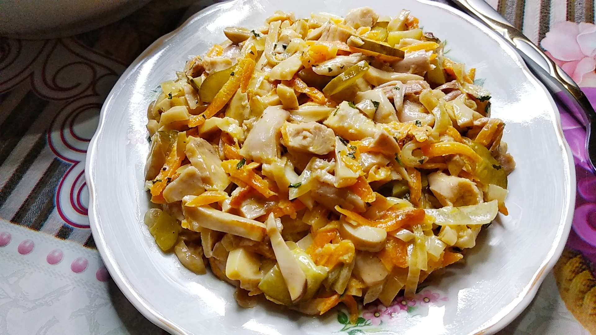 Салат "Максим". Довольно простой в приготовлении вариант праздничного или повседневного салата. смотреть онлайн