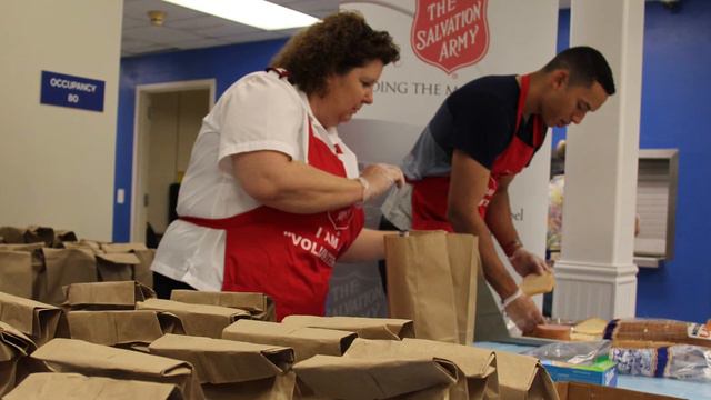 Carlos Correa dedicó parte de su tiempo a preparar emparedados con voluntarios del Salvation Army смотреть онлайн