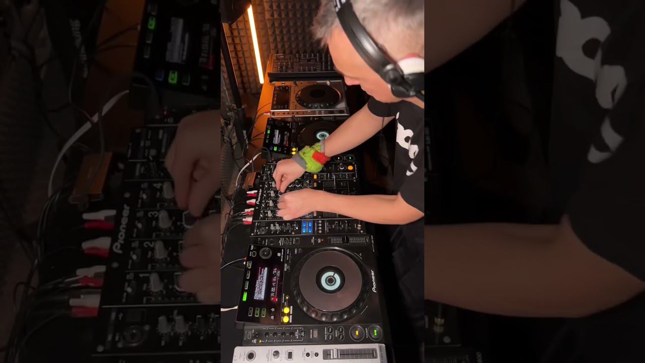 Как использовать LOOP в диджеинге. Деление петли во время сведения #shorts смотреть онлайн