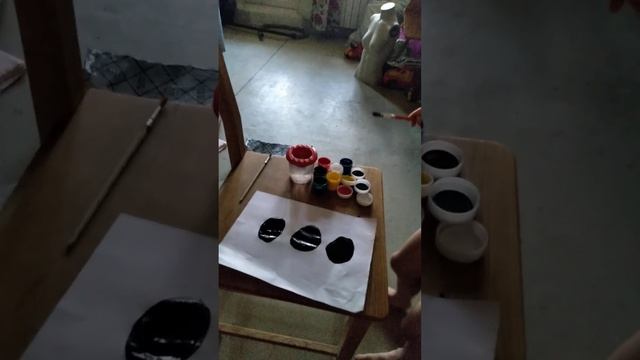 Маленький ребенок рисует. смотреть онлайн