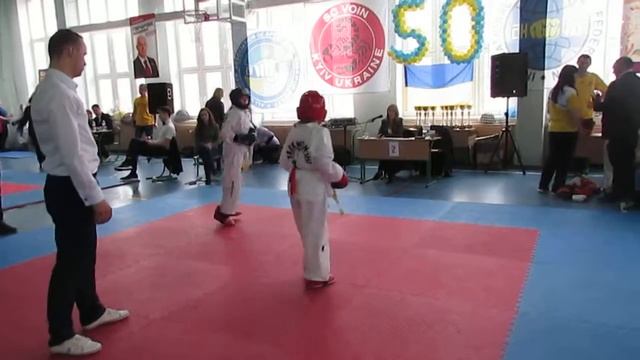 Настя 1-й спарринг (2-я мин.) Открытый Всеукраинский Кубок по Таеквон-до ITF "ВОИН"Киев 08.04.2017. смотреть онлайн