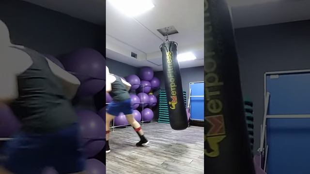 Тайский бокс. Муай тай. Фитнес. Отработка ударов ног. Уширо. Уширо в прыжке. Зависание в воздухе. смотреть онлайн