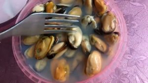 Мидии в соленой воде. Открываем банку и съедаем. В общем ничего нового.