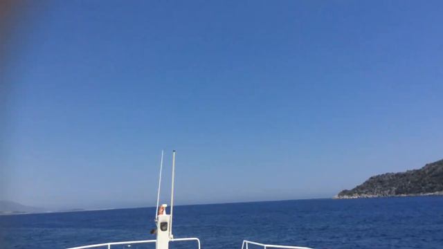 Морская прогулка по Средиземному морю подходит к концу. На крыше яхты загорать лучше смотреть онлайн