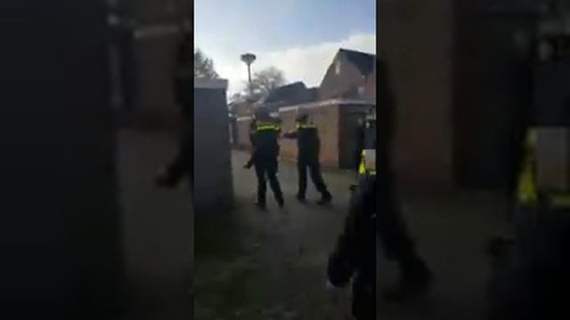 В Нидерландах забрали ребенка из семьи из-за критики вакцинации смотреть онлайн