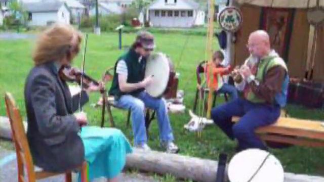 Tin Whistle, Fiddle and Drum - Egan's Polka смотреть онлайн