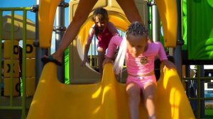 Настя маленькая и папа – их путешествие купаются в бассейне