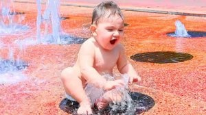 Смешные дети, играющие с водой | Детское видео на улице