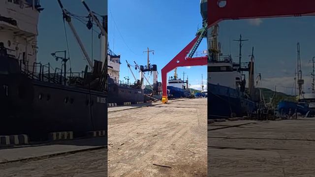 18.08.2022г, г. Петропавловск-Камчатский. район ЖБФ. Металло база. Работа по резке металла лома... смотреть онлайн