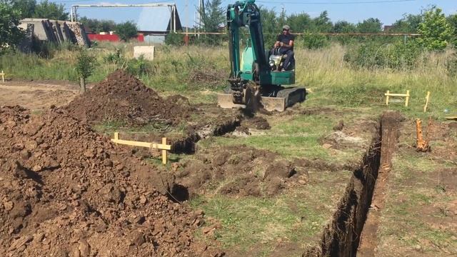 Рытье траншеи под ленточный фундамент. Мини-экскаватор смотреть онлайн