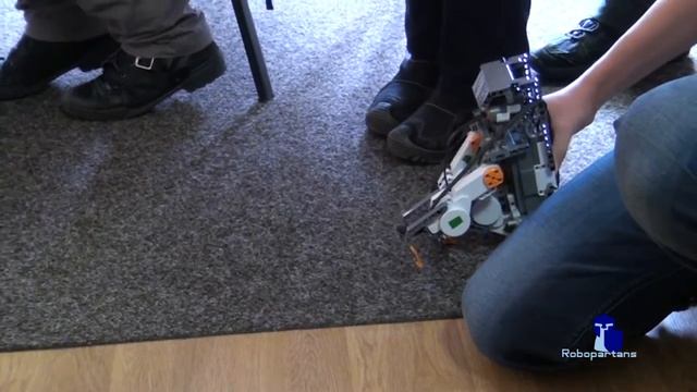 NXT Gorilla dancing Tango at Robopartans смотреть онлайн