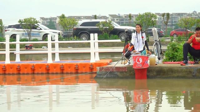 780豆正钓鲤鱼炮坑，拿虾仁开料，结果大边位只钓了一条鱼【游钓黑坑一疯子】 смотреть онлайн