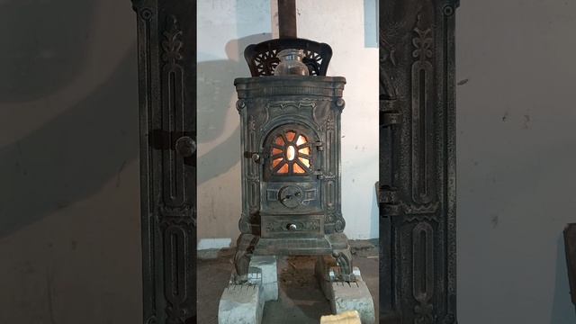 Очень красивая буржуйка камин. very nice fireplace. Тепло и комфортно смотреть онлайн