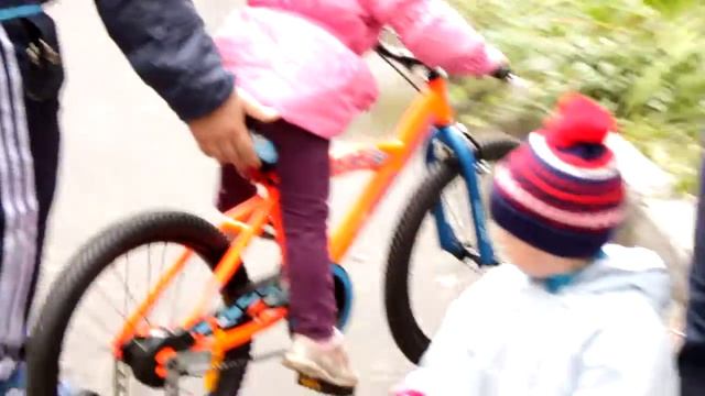 Осваиваем новый велосипед. Подарок на День рождения смотреть онлайн