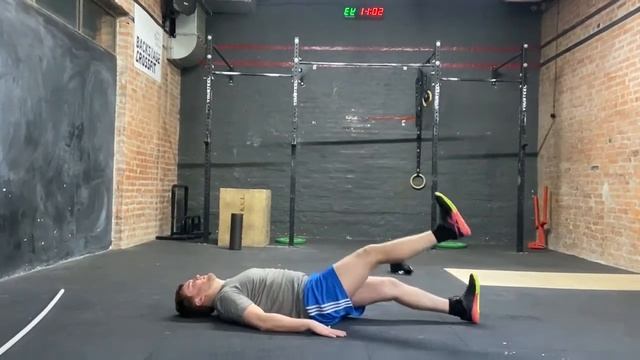 Подъем прямой ноги лёжа на полу