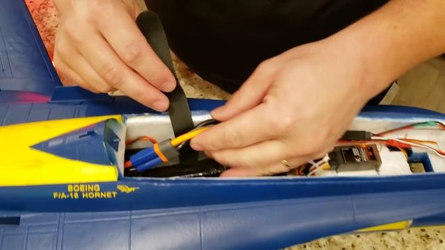 Horizon Hobby - F-18 80mm Blue Angels + Gooniac FireBooty - LED Afterburner смотреть онлайн