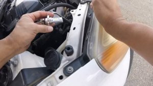 How to Replace a bulb light on a TOYOTA RAV4 2001 2.0 NO TOOLS NEED IT!