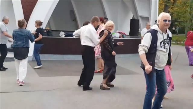 НА КРАЮ СЕЛА ХАТИНА!!! 17 сентября 2023 ХАРЬКОВ ТАНЦЫ В ПАРКЕ!!! смотреть онлайн