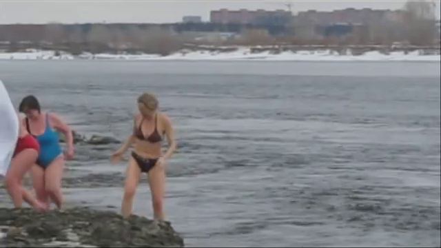 Elena Philippova Winter swimming Cold rivers.wmv смотреть онлайн