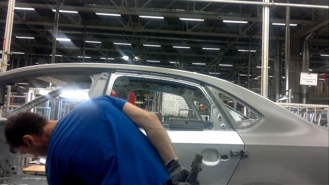 Работа на линии одного из заводов АВТОПРОМА. Кузовной цех, сборка. смотреть онлайн