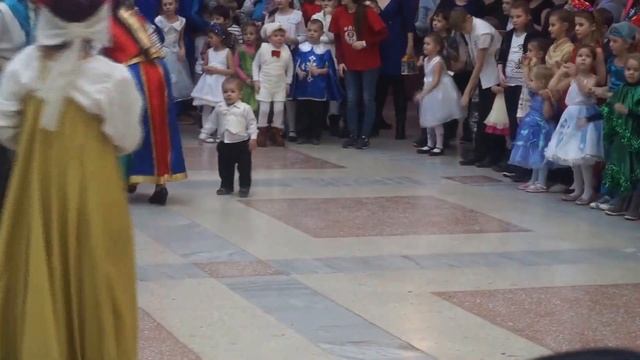 Новогодние танцы смотреть онлайн