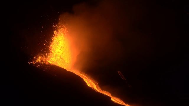 La Palma volcano eruption: effusive vent with lava fountain feeding the new lava flow 24 Sep 2021 смотреть онлайн