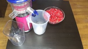 Сколько сока в 1кг Граната . Давим гранатовый сок на шнековый соковыжималке (1).mp4