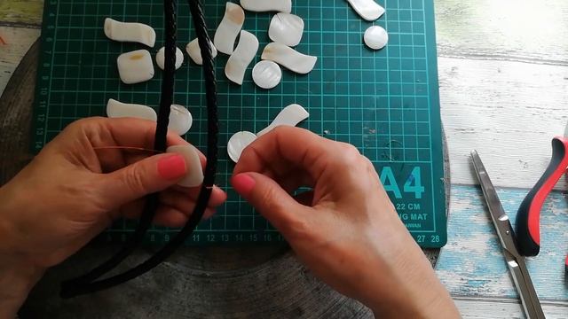 Украшение из перламутра и кожаного шнура. Процесс. смотреть онлайн