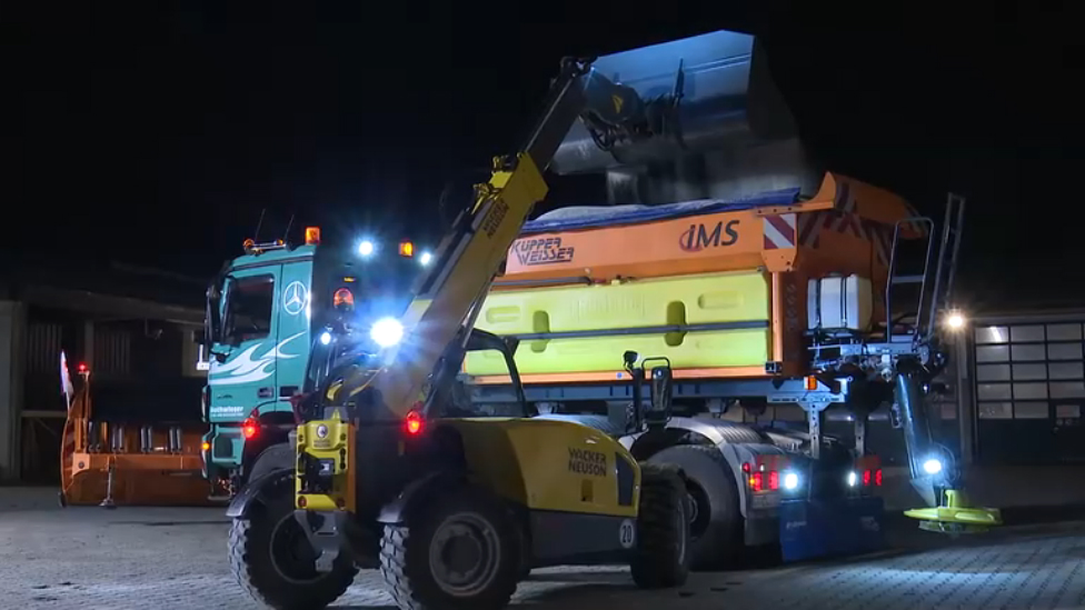 Телескопический погрузчик. Погрузка соли на фуру смотреть онлайн