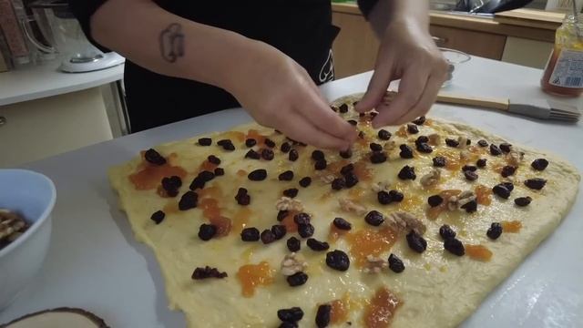 PANETTONE BRIOCHE ARROTOLATO veloce IN PENTOLA con MARMELLATA e NOCI смотреть онлайн