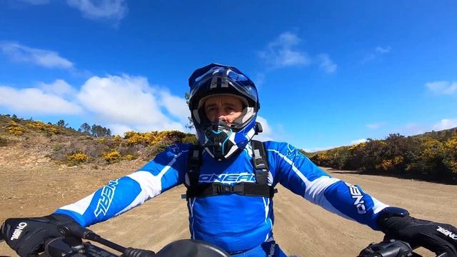 ?REPARAMOS MI KAWASAKI KLE? . Y OPINIÓN DEL NEUMÁTICO MITAS C-02. Temp3/Cap9 смотреть онлайн