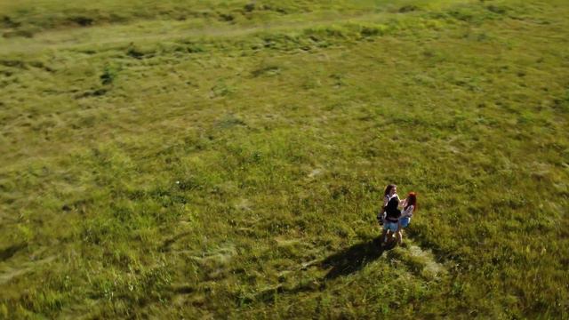 Три девицы в поле танцуют. Облет по кругу. без звука смотреть онлайн