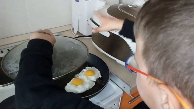 Илья приготовит яичницу! Готовим с ребёнком! смотреть онлайн
